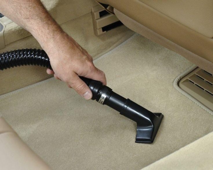 Aspirado de la alfombra del piso de un auto: lavado de interiores de autos a domicilio