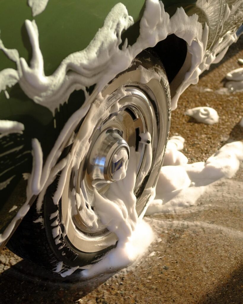 Espuma gruesa sobre rueda de auto clásico verde