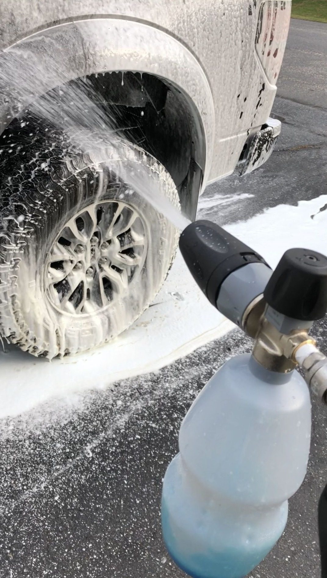 Lanza de espuma sobre llanta de camioneta pickup